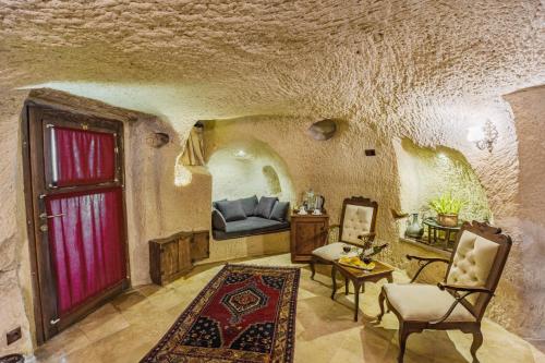 Un lugar para sentarse en Phocas Cave Suites