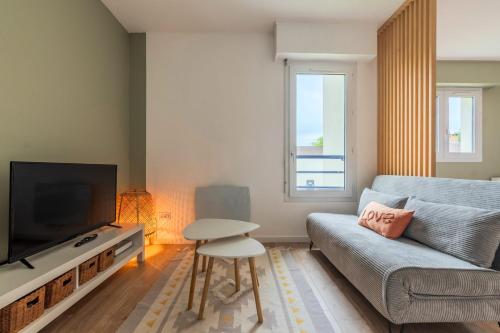 Et tv og/eller underholdning på Studio calme avec parking, proche métro