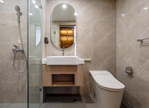 a bathroom with a toilet and a sink and a mirror at Bống Homestay-Luxury Apartment-Vinhomes Grand Park in Long Bình
