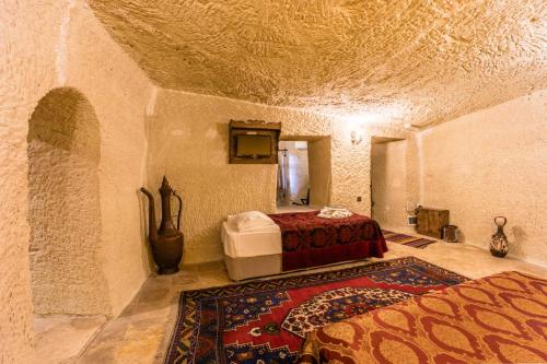 Una cama o camas en una habitación de Phocas Cave Suites