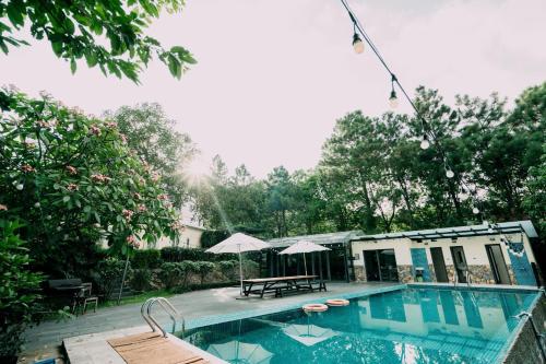 Bazén v ubytování Biệt Thự Con Công Mini Sóc Sơn Venuestay nebo v jeho okolí