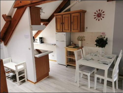 une cuisine et une salle à manger avec une table et des chaises dans l'établissement Appartement Cosy à 2 pas des Caves Basilique, à Reims