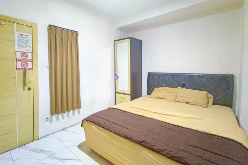 a bedroom with a bed in a room at Guest House 88 RedPartner in Jakarta