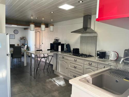 Kuchyň nebo kuchyňský kout v ubytování Appartement spacieux