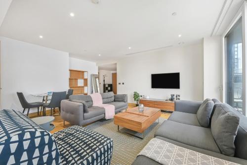 a living room with couches and a tv at Paddington Ex LUX Flat in London