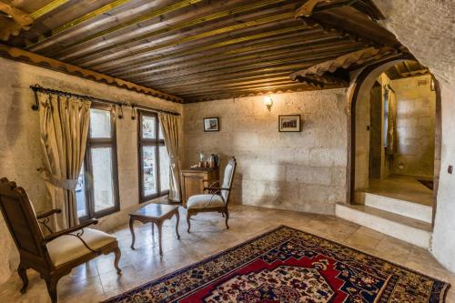 Un lugar para sentarse en Phocas Cave Suites