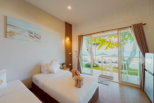 Un pat sau paturi într-o cameră la Samet Lucky Resort