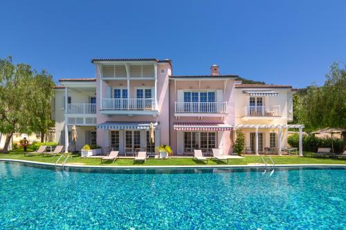 Bazén v ubytování Portvillas by Villa Safiya nebo v jeho okolí