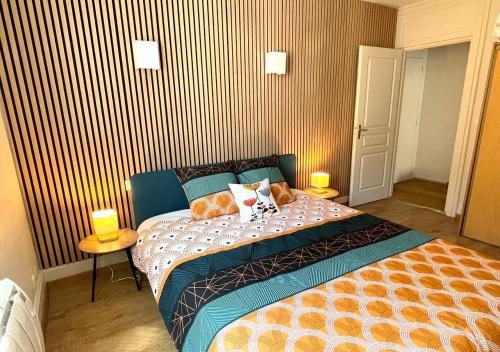 a bedroom with a bed with two lamps on it at L'Erable - Calme en Plein centre - 1er étage in Auch