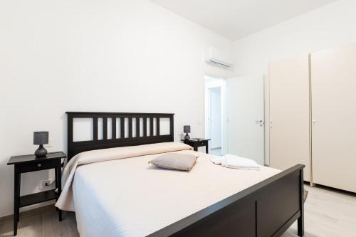 a bedroom with a large bed with white sheets at Casa a Giulianova a due passi dal mare in Giulianova