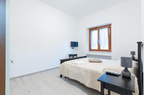 a bedroom with a bed and a desk and a window at Casa a Giulianova a due passi dal mare in Giulianova