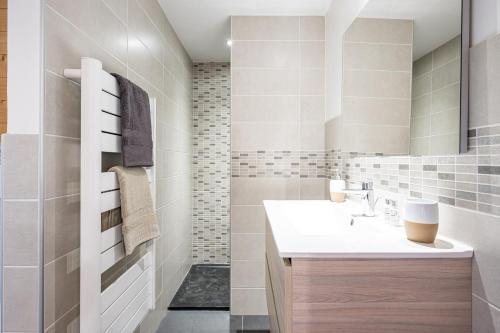 a bathroom with a sink and a shower at Studio De Charme Montagne in Notre-Dame-du-Pré