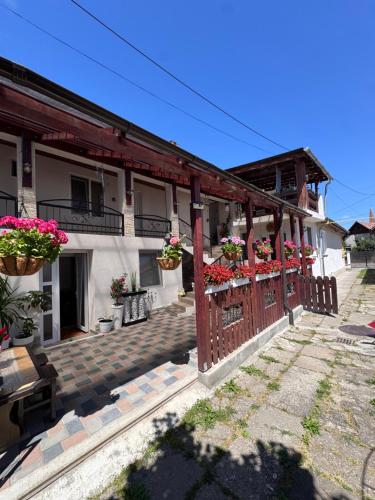 Bangunan di mana terletaknya rumah tamu ini