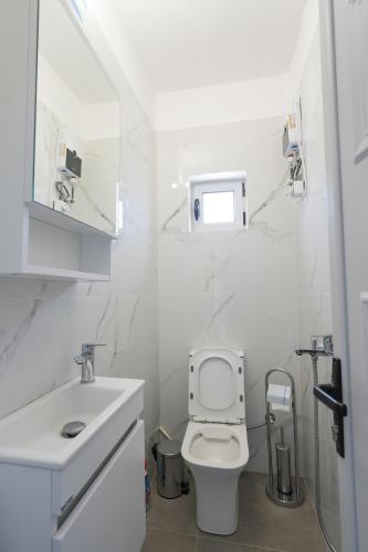 Ένα μπάνιο στο Villa Demetrious