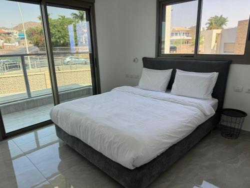 Ένα ή περισσότερα κρεβάτια σε δωμάτιο στο Dreamy Rent- Aqua Vista eilat