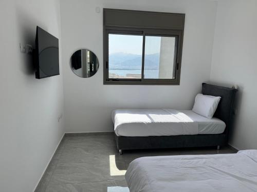 Ένα ή περισσότερα κρεβάτια σε δωμάτιο στο Dreamy Rent- Aqua Vista eilat
