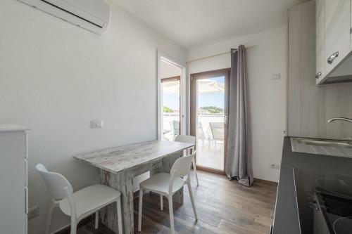 Η κουζίνα ή μικρή κουζίνα στο Baja Sardinia Terrazza un passo dal Mare - AC