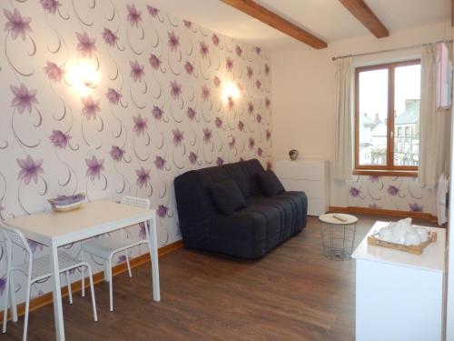 un salon avec un canapé et une table dans l'établissement La Maison en Cézallier - Purple, à Marcenat