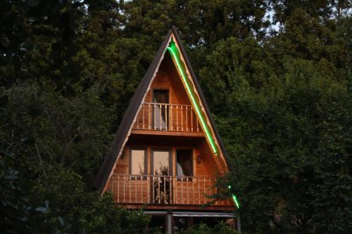 コブレチにあるKvirike Gardensの屋根に虹がかかったツリーハウス
