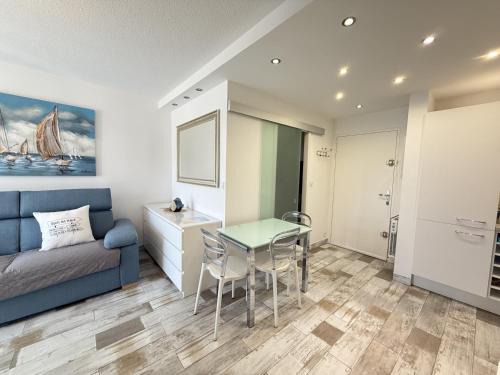 un salon avec une table et un canapé dans l'établissement Sol-y-Days Tahiti, Studio Cab 4PERS à 100m de la plage, à La Grande Motte
