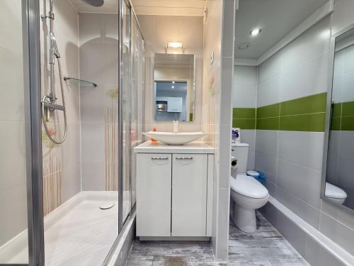 une salle de bain avec un lavabo, une douche et des toilettes dans l'établissement Sol-y-Days Tahiti, Studio Cab 4PERS à 100m de la plage, à La Grande Motte