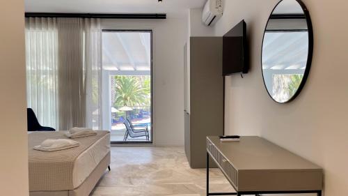 Телевізор і / або розважальний центр в Palma Village by Greek Pride Hotels