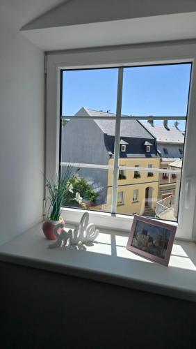 a window with a view of an airplane at Apartmán - Café Princ pod Hradem WiFi, KLIMA in Šternberk