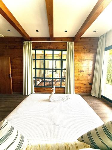 Postel nebo postele na pokoji v ubytování Bio et Bois -Luxury Bio Farm-
