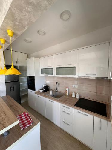 Η κουζίνα ή μικρή κουζίνα στο Deluxe Apartments 3-rooms