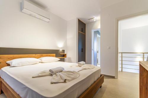 En eller flere senge i et værelse på DaMa Maisonettes by RentalsPro - Polychrono Halkidiki