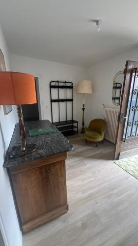 a room with a table with a lamp on it at Charmant gîte au cœur des vignes - Rive de Champagne in Vandières-sous-Chatillon