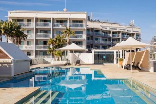 una piscina frente a un hotel en The Entrance Vista - Waterfront Stay with Pool and Spa, en The Entrance