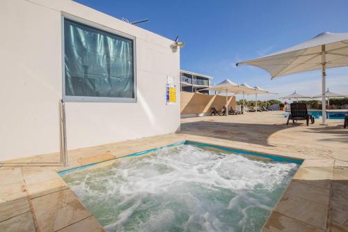 Piscina en o cerca de The Entrance Vista - Waterfront Stay with Pool and Spa