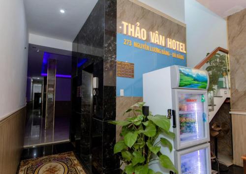 an elevator in a room with a ticket machine at Thảo Vân 3 Hotel in Danang