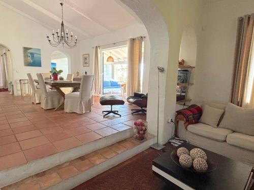 una sala de estar con un sofá y una mesa en Villa Paomia, en Cargèse