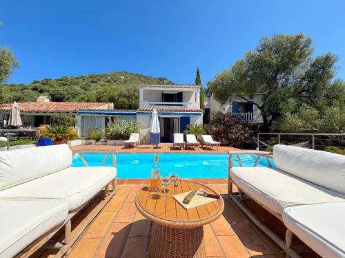 une villa avec piscine et une maison dans l'établissement Villa Paomia, à Cargèse