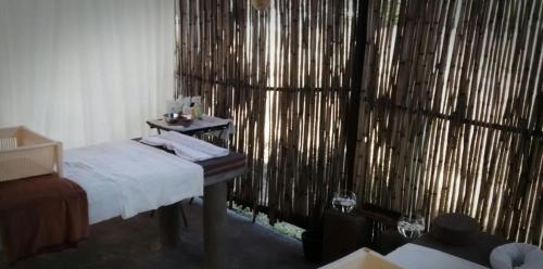 a room with a bed and a table with a mirror at Hotel SPA Villa San Agustin in Tecozautla
