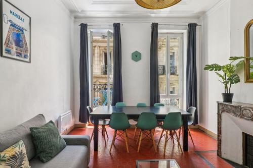 - un salon avec une table et des chaises vertes dans l'établissement NOCNOC - L'Haussmanien, à Marseille