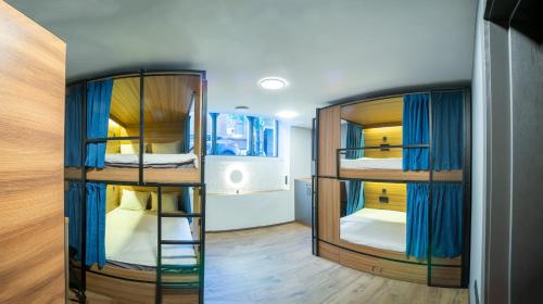 Giường trong phòng chung tại Mustache Hostel