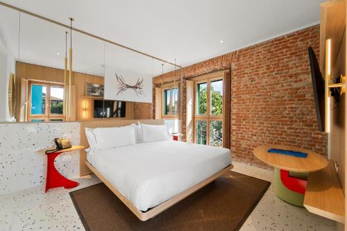 Un ou plusieurs lits dans un hébergement de l'établissement Hotel Milu Milano