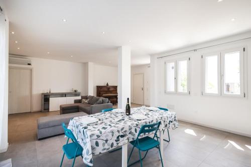 Χώρος καθιστικού στο Piano House - with Parking near the beach