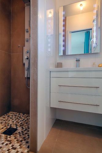 a bathroom with a sink and a mirror at Les Embruns d Arcachon - Villa avec Piscine Chauffée in Arcachon