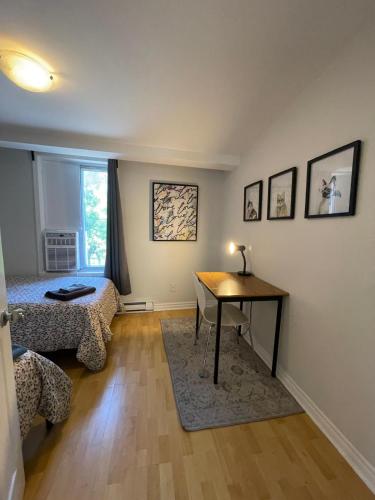 Katil atau katil-katil dalam bilik di FREE PARKING - Full APARTMENT - 5 min walk to METRO - CENTRAL LOCATION