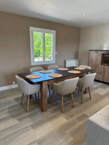 a dining room with a table and chairs at la maison de Gaston in Rix