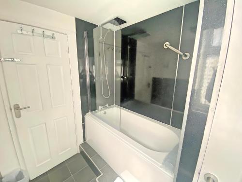 Ένα μπάνιο στο Pebbles Family friendly Holiday Home Weymouth 2 mins from beach