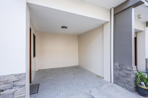 a room with a white wall and a tile floor at Furnished 3BR Townhouse Near Cebu IT Park with Parking, Fast WiFi, Netflix and More in Cebu City