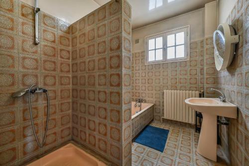 une salle de bain avec une douche, un lavabo et une baignoire dans l'établissement Casa Serena - 6 Prs - Proche Paris - Métro 7, à Villejuif