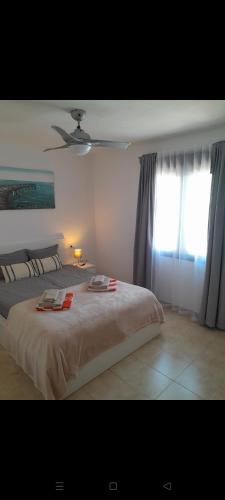 Ένα ή περισσότερα κρεβάτια σε δωμάτιο στο Alice’s Wonderland - Oleza Garden - Pool & garden View