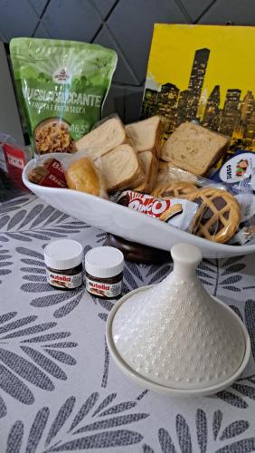 une assiette de sandwichs et de collations sur une table dans l'établissement Una finestra sulla Reggia, à Caserte