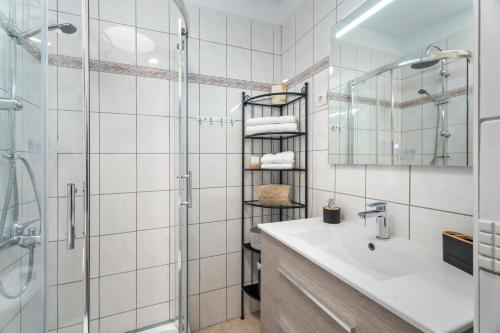 un baño con lavabo y ducha en Greta Costa del Silencio, en Costa del Silencio